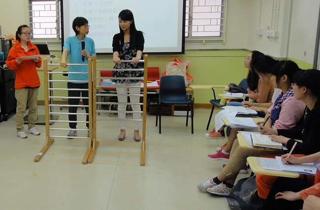 學員以小組形式學習，何洵美老師作深入指導。