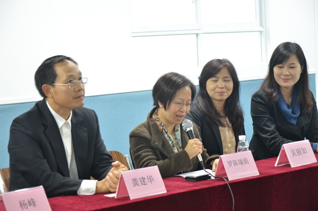 協會副行政總裁羅陳瑞娟女士（右三）、廣東省康復醫學會兒童康復專業委員會主任委員龔建華先生（左三）、課程統籌主任吳麗如女士（右二）、課程導師曹慧筠言語治療師（右一）及香港大學言語及溝通障礙研究中心楊峰博士（左二）出席開幕禮。