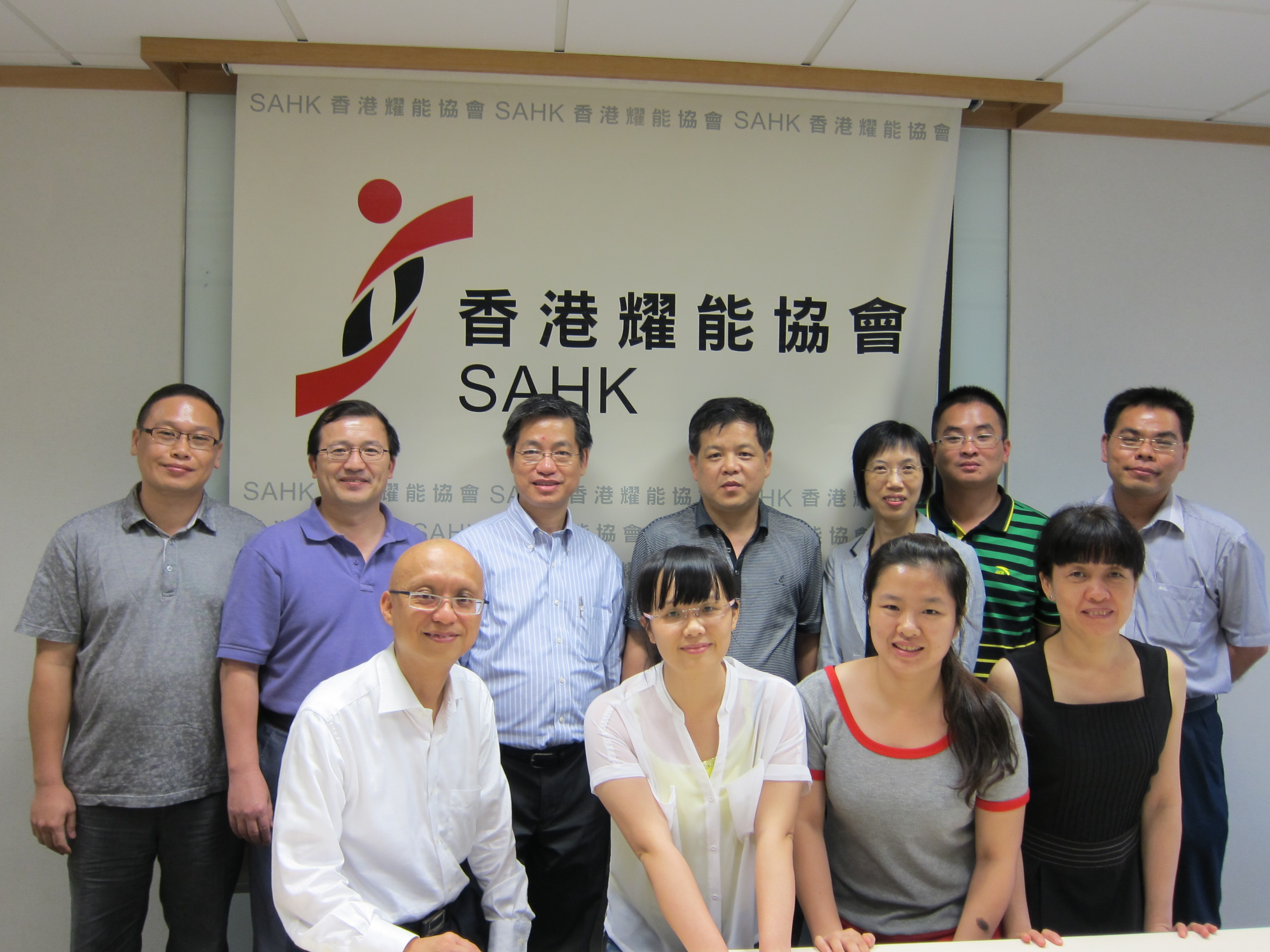 Mr. CF Fong, CEO of SAHK (3rdleft, 2nd row), Lorraine Hui, Head of Services (3rd right, 2nd row) and Ivan Su, Senior Manager (1st left, front row) gave a presentation on local rehabilitation services to the visiting group.