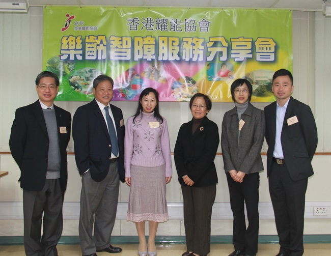 社會福利署高級社會工作主任黃慧嫻女士(左三)出席講座。 社會福利署高級社會工作主任黃慧嫻女士(左三)出席講座。