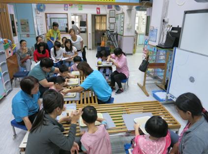 學員觀察老師及治療師推行寫前習作程序