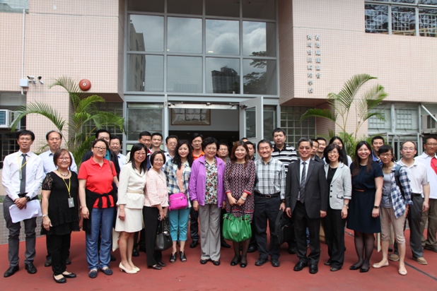 A group photo of the exchange personnel and staff members of the association was taken in front of jockey club elaine field school. 