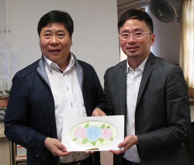  Mr. Shen Wei Jun(left), Deputy Secretary of China Foundation for Disabled Persons, exchanged souvenirs with Mr. Eddie K.T. Suen(right), Deputy Chief Executive Officer of our Association. 