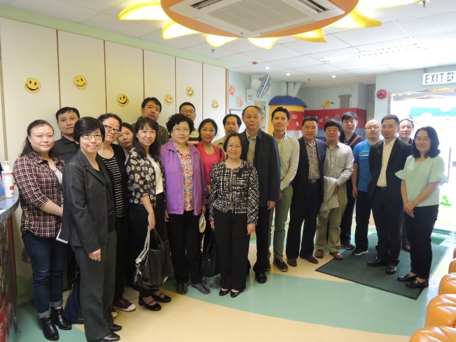  Guests and visitors visited Continuing Rehabilitation Centre and Pak Tin Pre-school Centre respectively, and took a photo with staff members of the Association. 