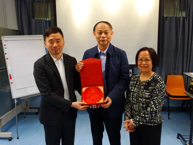  Mr. Xu Xiaoping (middle), Vice-president of China Foundation for disabled Persons, presented a souvenir to Mrs. Louisa S. K. Law (right) and Mr. Eddie K. T. Suen (left), Deputy Chief Executive Officers of the Association. 