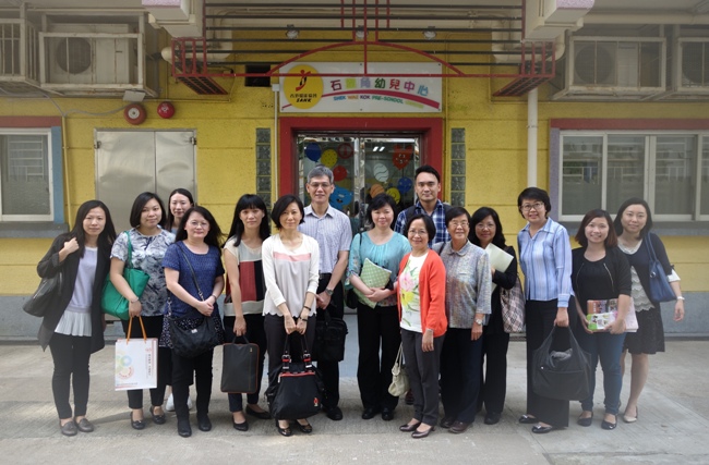  The visitors took a photo with representatives of the Association at Shek Wai Kok Pre-school Centre. 