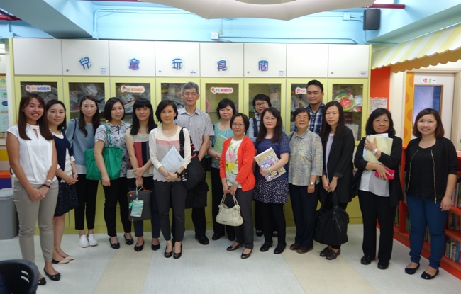 The visitors took a photo with representatives of the Association at Shek Wai Kok Parents’ Resource Centre. 