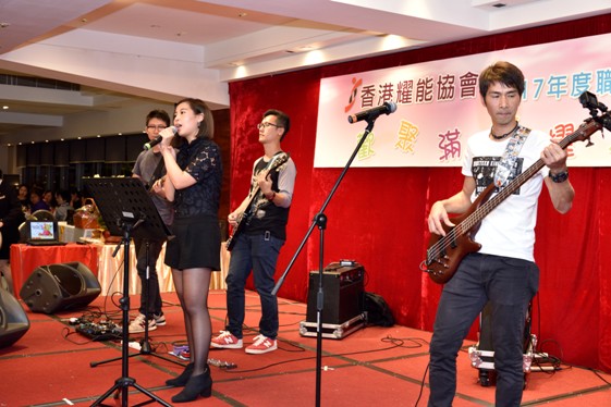 協會同工組成的樂隊獻唱多首歌曲，現場氣氛熱烈。 