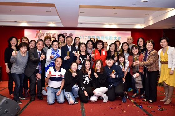 同工自創的「耀能讚美操」深得台下觀眾歡迎，並與嘉賓於台上合照。 