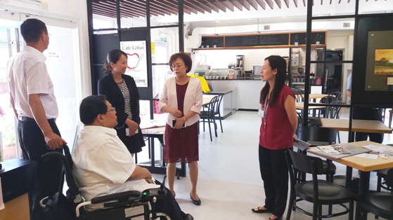 中國殘疾人聯合會嘉賓到盛康園內的Café LOHAS參觀，了解協會為學員提供的就業培訓。 