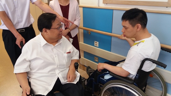 (Left)Mr. Lyu Shiming Vice Chairperson of the China Disabled Persons’ Federation had a chat with the service user in order to understand his daily life. 