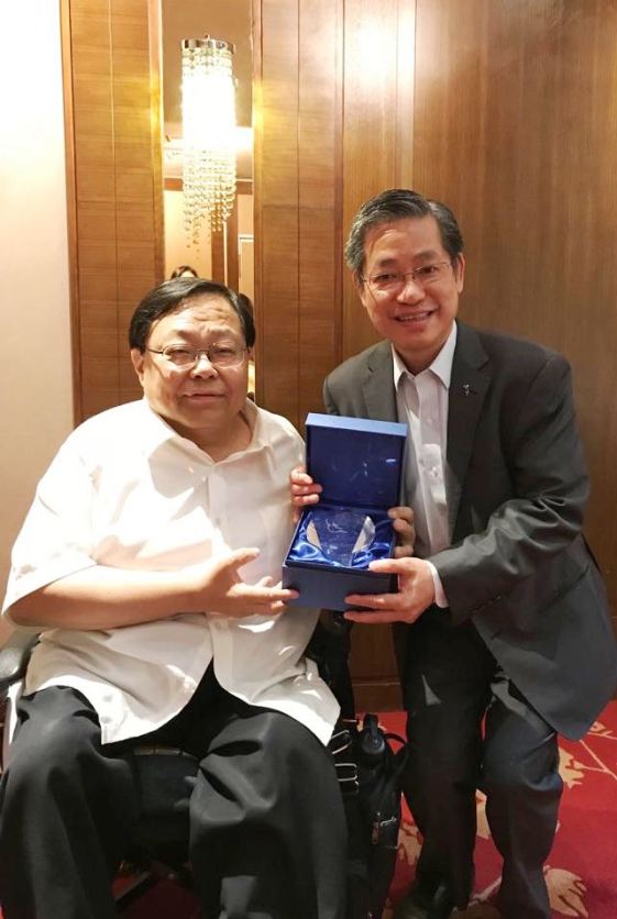 呂世明先生頒發紀念品予協會，由行政總裁方長發先生（右）代表接受。 