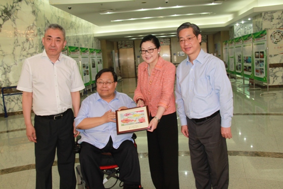  Mrs. Josephine M. W. Tsui Pang (2nd right) and Mr. Fong Cheung Fat (1st right) present a souvenir to Mr. Lyu Shiming(2nd left) Vice Chairperson and Mr. You Liang, Deputy Director-General of the China Disabled Persons' Federation.. 
