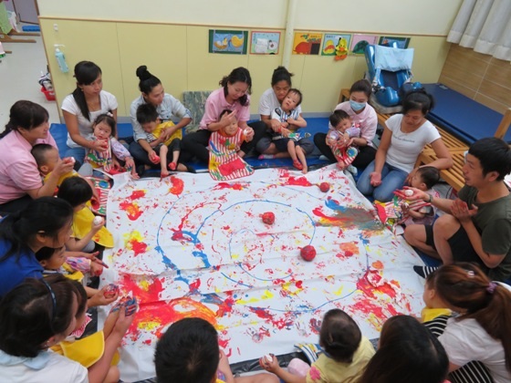 幼兒及家長合力製作七彩繽紛彩球傘。 