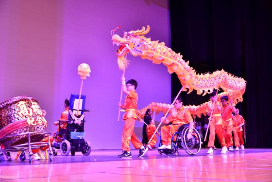 高福耀紀念學校學生的舞龍表演。 