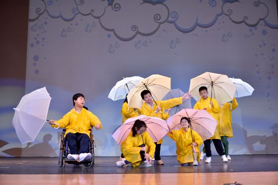 羅怡基紀念學校學生表演「Singing in the rain 歌舞劇。 