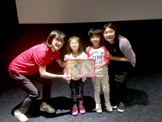 Mrs. Chiu Cheung Kit Ying, the Association’s Pak Tin Pre-school Centre Superintendent and the children representative presented a souvenir to Ms. Amy Tang, Group Chief Compliance Officer General Manager & Head of Compliance Division in order to express our appreciation to BEA. 