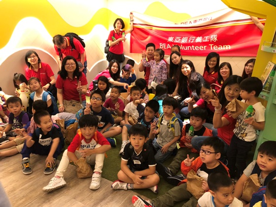  BEA volunteers took a group photo with the children. 