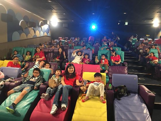 東亞銀行義工隊與幼兒於兒童影院內享受看電影的樂趣。 
