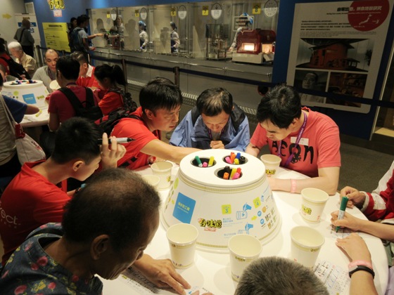  The volunteers assisted the service users to create their own cup noodles. 