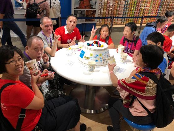  The volunteers and service users made their unique cup noodles altogether. 