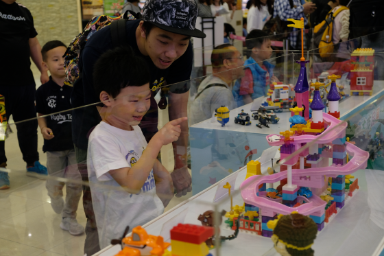家長與其子女共同欣賞協會學童的LEGO積木作品。 