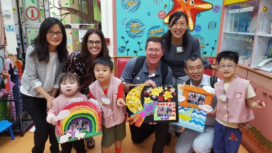  Mr. Ron Arrington (3rd right, front row) and Mrs. Kim Arrington (2nd left, back row) and Mr. Allen Mui (2nd right, front row), Specialists of IAIE visited the Apleichau Pre-school Centre and received the handicraft from our children. 
