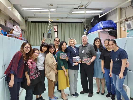 Mr. John Bernhardt ( (4th right) and Mrs. Sheila Bernhardt( (5th right), Specialists of IAIE, visited the Shek Kip Mei Pre-school Centre and took a picture with the Association’s parents of the children and alumni. 