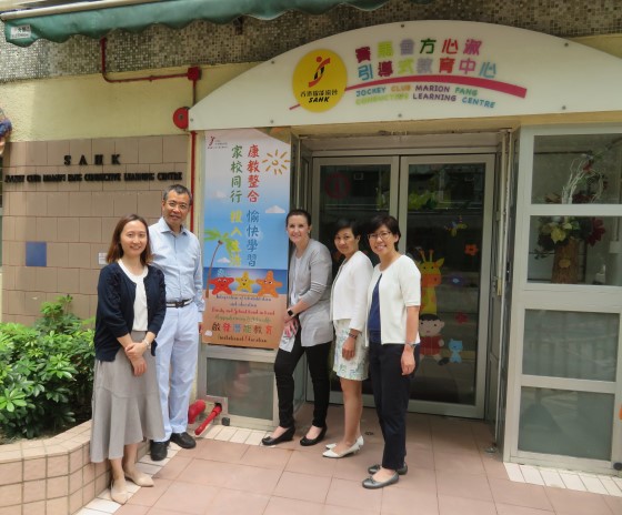 Ms Stephen Williams (3rd right) and Mr. Allen Mui (2nd left), Specialists of IAIE , visited the Jockey Club Marion Fang Conductive Learning Centre (Pre-school Unit) and took picture with Mrs. Dawn S. F. Tang Liu, the Association’s Head of service (2nd right) and staff members. 