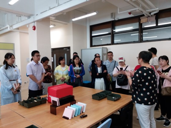 訪客參觀展亮技能發展中心（觀塘），職員講解職業評估服務。 