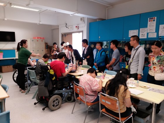 盛康園職員講解學員如何製作各類工藝產品。