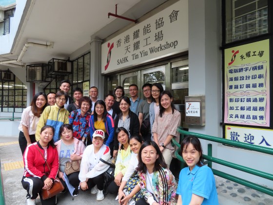  The Association’s Adult Service professional team took picture with the participants at the front door of the Tin Yiu Workshop. 