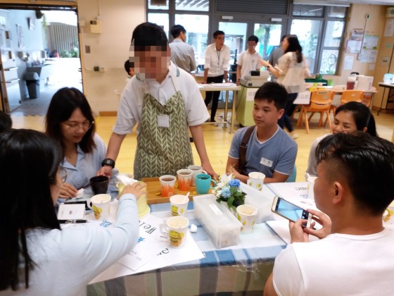 訪客體驗賽馬會田綺玲學校學生在Elaine Café 內的餐飲服務。 