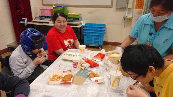 義工與學員共享麥當勞美食。