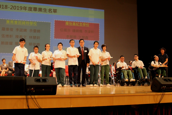 黎錦棠先生向各畢業同學頒發畢業證書。