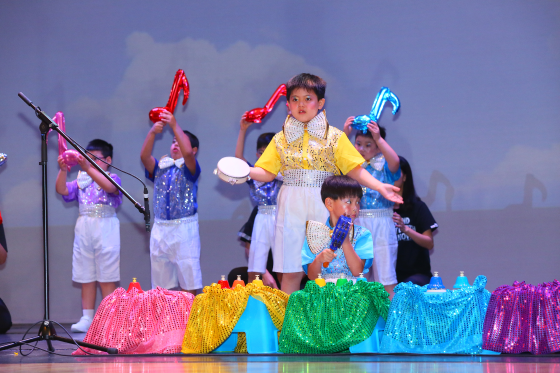 協會石圍角幼兒中心表演歌舞。 