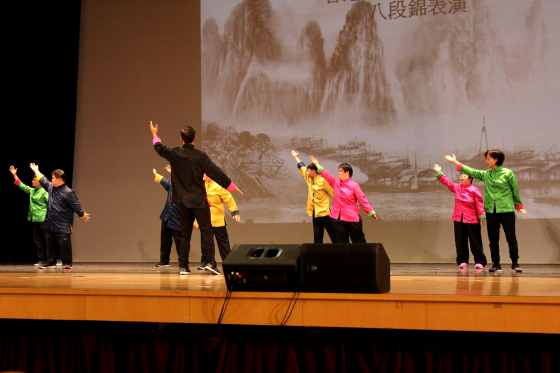 協會盛康園學員表演八段錦。 