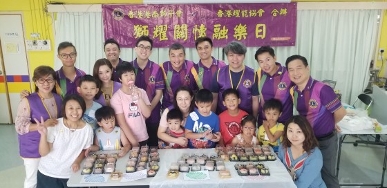  Volunteers from the Lions Club of Hong Kong South and children members created numbers of cartoon mooncakes altogether. 