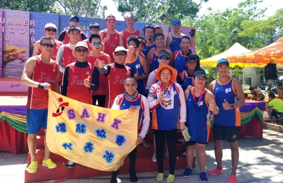 協會賽馬會田綺玲學校「動玲龍」龍舟隊（右）表演出色，於比賽中勇奪亞軍。