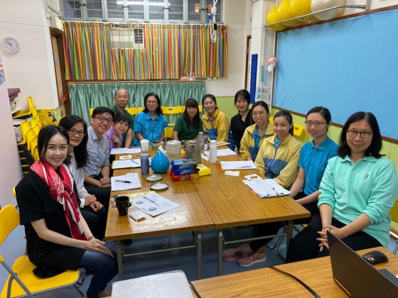  Ms Jacqueline W. Y. Chow (1st left), Volunteer Supervisor of the Association’s Lung Hang Pre-school Centre and Ms Connie S. C. Wong (2nd left), Deputy Head of Service (Children and Family Support Service) took picture with the staff members.