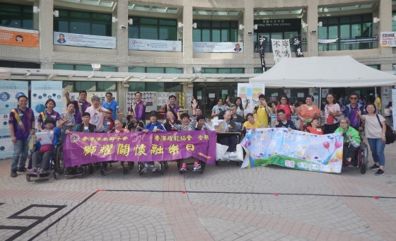 義工與學員一起在香港教育大學合照。