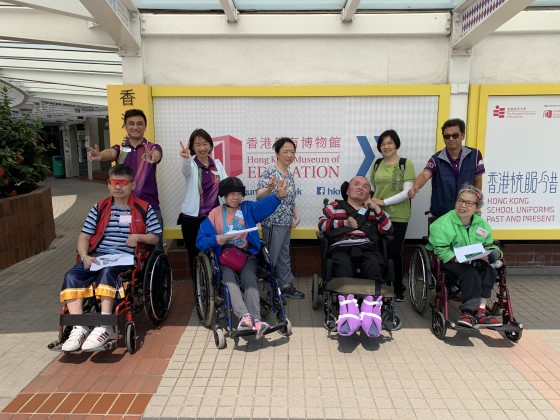 義工與學員在香港教育博物館前攝。