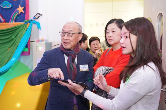  Ms Winnie W. C. Leung (2nd right) accompanied Mr. Ma Ching Nam on the visit of sensory integration room which equipped with the latest training equipments. 