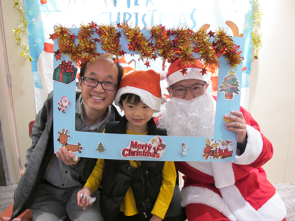 Santa Claus was captured with the child and his parent. 