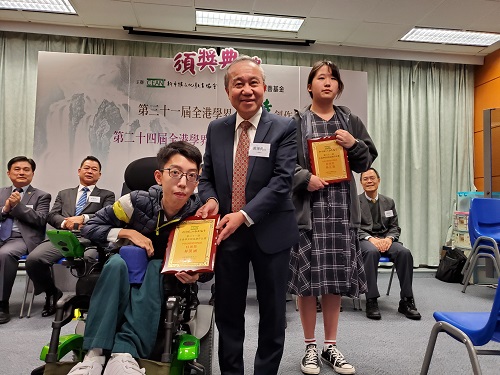 林凱涵同學從大會評判香港中文大學前教授黃坤堯教授的手上接受獎狀