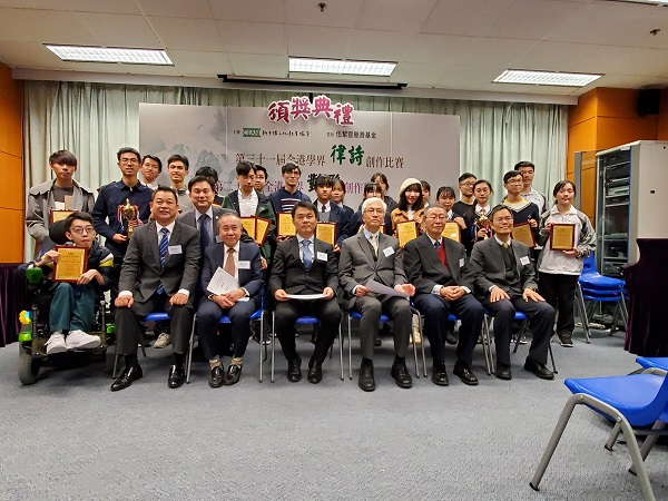 Lam took picture with the officiating guests, adjudicators and other winners. 