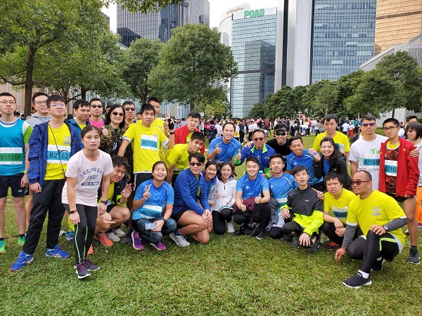 Ms Winnie W. C. Leung (6th left, 2nd row), the Association’s Council Member, showed support to the athletes and took picture with the volunteer guide runners from the St. Paul's Co-educational College Alumni Association and participants of the Shek Wai Kok Parents Resource Centre. 
