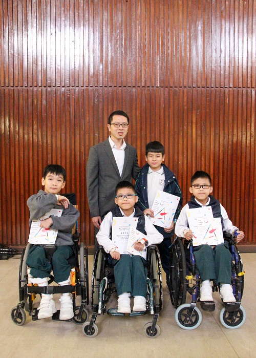 The award winners were photographed with Principal Suen.