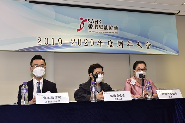 （右）協會主席彭徐美雲女士宣讀2019/20年度工作報告。