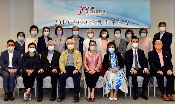 Mrs. Pang was photographed with Council and Committee Members after the meeting.